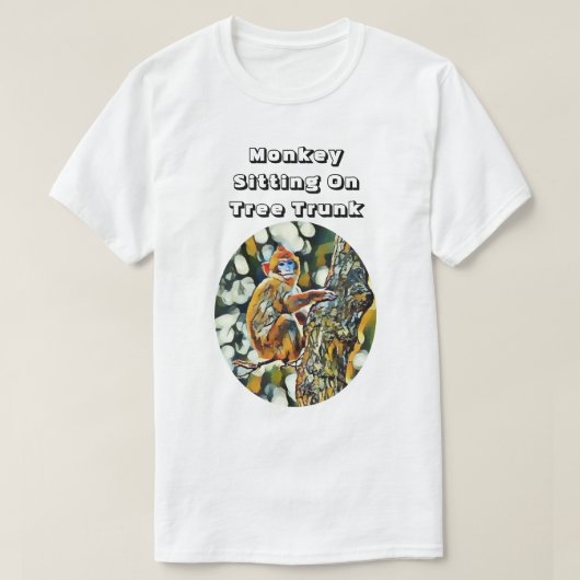 Affe, der auf Baum-Stamm sitzt T-Shirt (Design vorne)