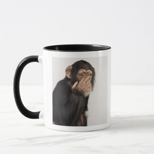 Affe, der sein Gesicht reibt Tasse (Links)