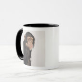 Affe, der sein Gesicht reibt Tasse (Vorderseite Links)