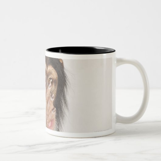 Affe, der sein Gesicht reibt Zweifarbige Tasse (Rechts)