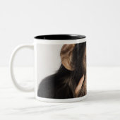 Affe, der sein Gesicht reibt Zweifarbige Tasse (Links)