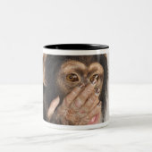 Affe, der sein Gesicht reibt Zweifarbige Tasse (Mittel)