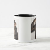 Affe, der seinen Kopf verkratzt Tasse (Zentrum)