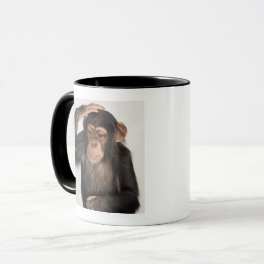 Affe, der seinen Kopf verkratzt Tasse (Vorderseite Links)