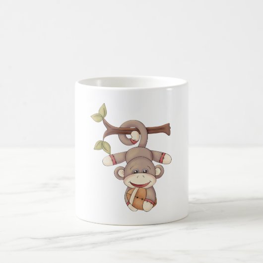 Affe, die einen Fußball hält Kaffeetasse (Mittel)