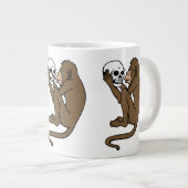 Affe, die einen Schädel hält Jumbo-Tasse (Vorderseite Rechts)