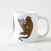 Affe, die einen Schädel hält Jumbo-Tasse (Rechts)