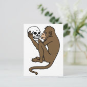 Affe, die einen Schädel hält Postkarte (Stehend Vorderseite)