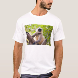 Affe im Dschungel des Ranthambore-Nationalparks T-Shirt