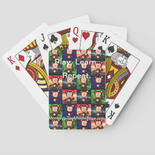 Affe im Mittelklasseflieger spielt Karten Spielkarten
