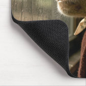 Affe starrt in den Regen hinaus Mousepad (Ecke)