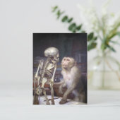 Affe vor Skelett Postkarte (Stehend Vorderseite)