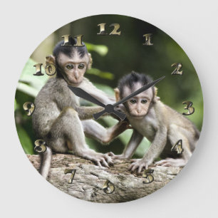 Affenbabys in der Natur Große Wanduhr