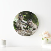 Affenbabys in der Natur Große Wanduhr (Zuhause)