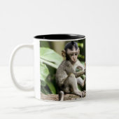 Affenbabys in der Natur Zweifarbige Tasse (Links)