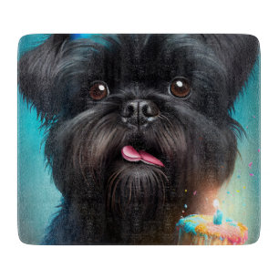 Affenpinscher feiert Geburtstags-Ballon-Torte Schneidebrett