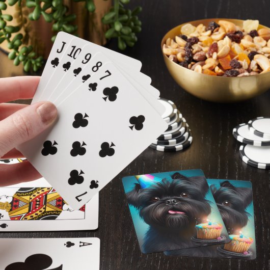 Affenpinscher feiert Geburtstagskuchen Spielkarten (In Situ)