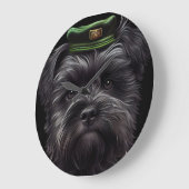 Affenpinscher Hund in St. Patrick's Day Dress Große Wanduhr (Winkel)