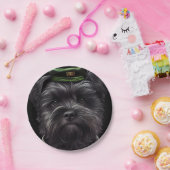 Affenpinscher Hund in St. Patrick's Day Dress Pappteller (Party)