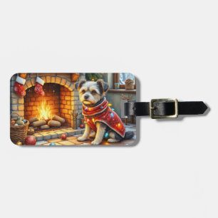 Affenpinscher sitzt vor dem Kamin mit Weihnachtsbe Gepäckanhänger