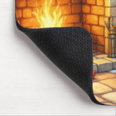Affenpinscher sitzt vor dem Kamin mit Weihnachtsbe Mousepad (Ecke)