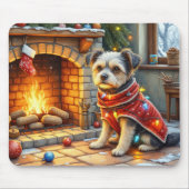 Affenpinscher sitzt vor dem Kamin mit Weihnachtsbe Mousepad (Vorne)