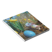 Affodien und Eier aus blauem Oster Notizblock (angewinkelt)