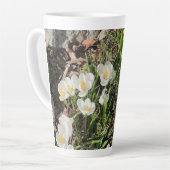 Affodis und Crocus Latte Tasse (Linke Ecke)
