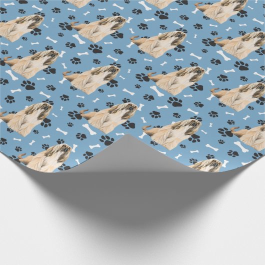 Afghan Hound Paw Print Pattern auf blau Geschenkpapier (Ecke)