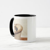 Afghane, der auf Sofa liegt Tasse (Vorderseite Links)