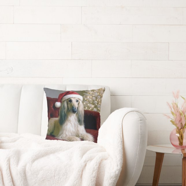 Afghanischer Hund, der einen Weihnachtshut trägt Kissen (Liege)