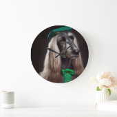 afghanischer Hund in St. Patrick's Day Dress Große Wanduhr (Zuhause)