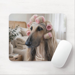 Afghanischer Windhund mit rosa Lockenwicklern Mousepad