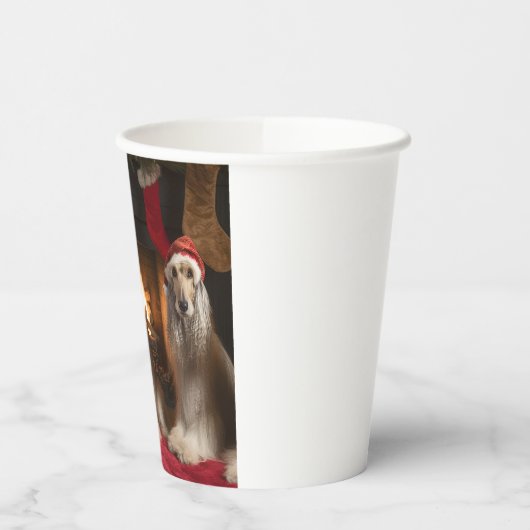 Afghanisches Hound am Feuerplatz Weihnachten Pappbecher (Links)