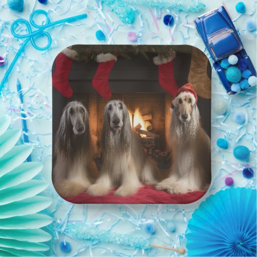 Afghanisches Hound am Feuerplatz Weihnachten Pappteller (Party)
