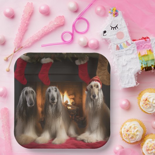 Afghanisches Hound am Feuerplatz Weihnachten Pappteller (Party)