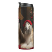Afghanisches Hound am Feuerplatz Weihnachten Thermosbecher (Nach rechts gedreht)
