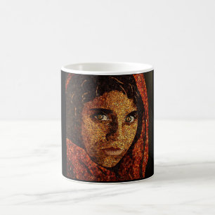 Afghanisches Mädchen decken Tasse auf