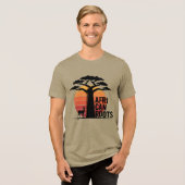 African Streetwear Baobab Tree & Gazelle Graphic Tri-Blend Shirt (Vorderseite voll)