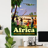 Afrika, afrikanischer Stamm mit Blick auf kommende Poster (Heimbüro)