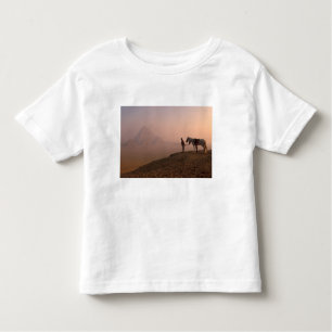 Afrika, Ägypten, Kairo, Gizeh, Pyramiden aus Gizeh Kleinkind T-shirt