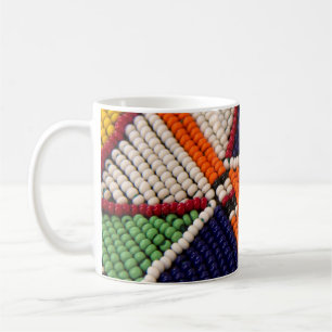 Afrika, Kenia. Maasai-Stammesperlen Kaffeetasse