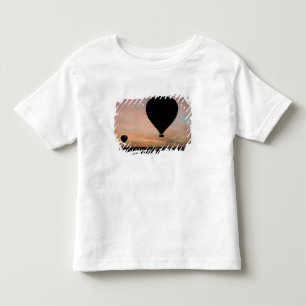 Afrika, Kenia, Masai Mara. Zwei Ballons gleiten Kleinkind T-shirt