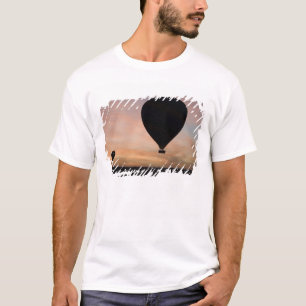 Afrika, Kenia, Masai Mara. Zwei Ballons gleiten T-Shirt