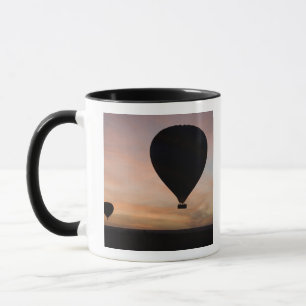 Afrika, Kenia, Masai Mara. Zwei Ballons gleiten Tasse
