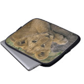 Afrika, Kenia. Portrait eines Löwen. Laptopschutzhülle (Vorne Knopf)