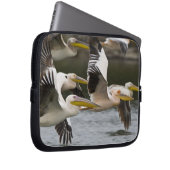 Afrika. Kenia. Weiße Pelikane fliegen am See Laptopschutzhülle (Vorne Rechts)
