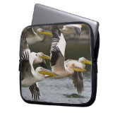 Afrika. Kenia. Weiße Pelikane fliegen am See Laptopschutzhülle (Vorderseite Links)