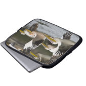 Afrika. Kenia. Weiße Pelikane fliegen am See Laptopschutzhülle (Vorne Knopf)
