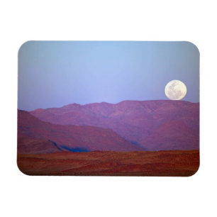 Afrika, Namibia, Sossusvlei. Ein Vollmond ruht Magnet